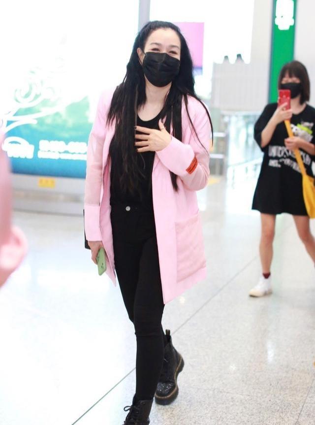 粉色|钟丽缇发型选对了！浓密秀发配粉色西服好减龄，51岁穿出少女感