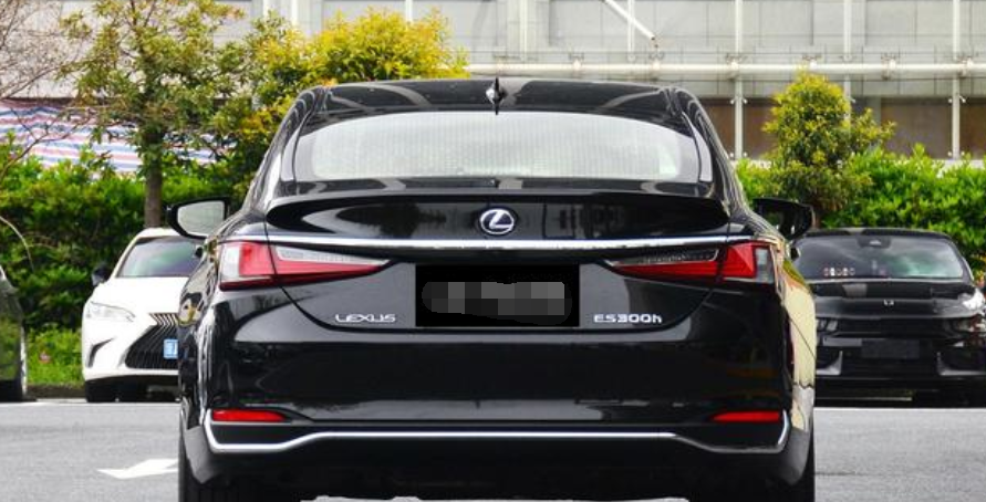 雷克萨斯ES▲雷克萨斯ES都不到30万了，还不香？比A6L便宜6万多，关键还保值