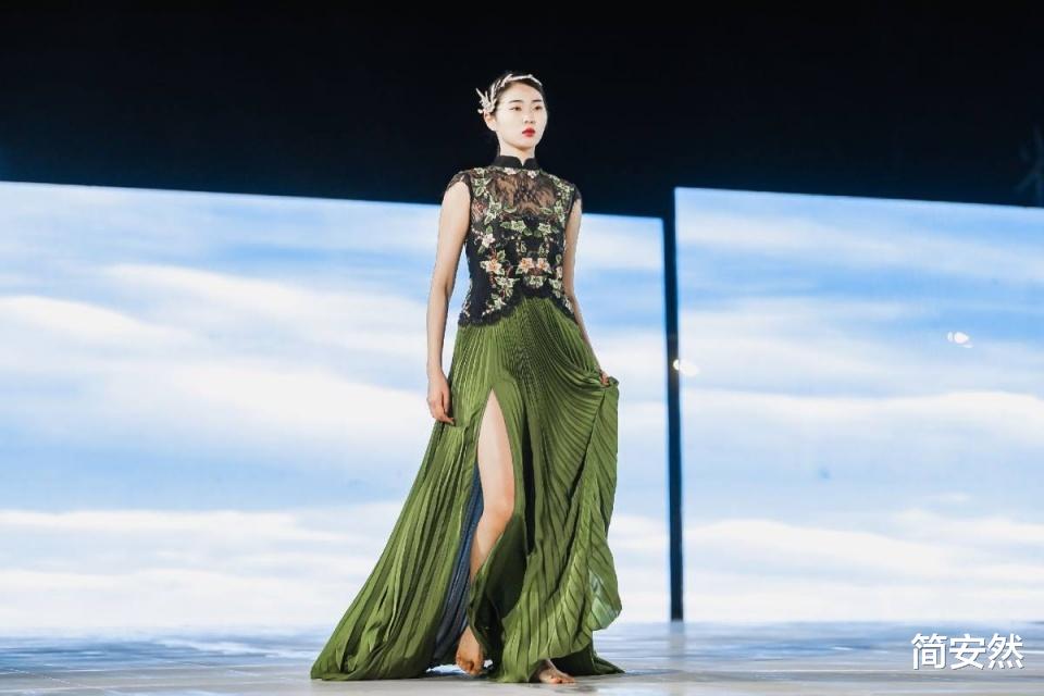 简安然 2021年武汉首场大秀，非遗与时尚的融合，演绎最炫民族风
