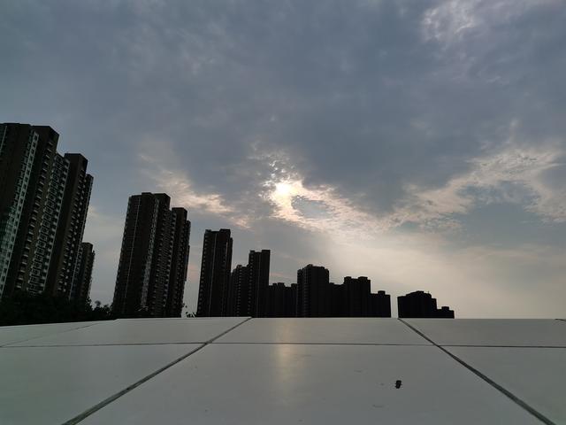 |用上这款荣耀手机，你可能会赢得朋友圈拍云彩大赛