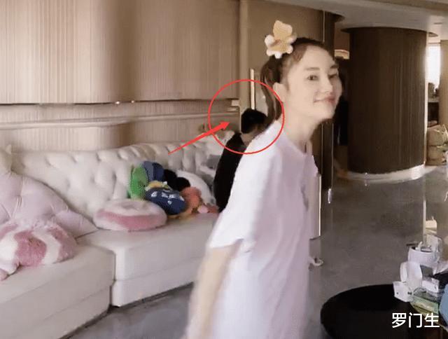 李小璐|李小璐晒跳舞视频,不小心录屏沙发的“男人”彻底藏不住了