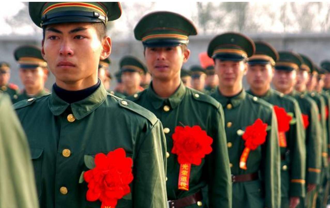 『冲锋枪』在中国军队中，这三种兵不需要退役，最后一种少有人知