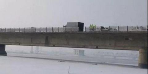 黄河大桥上，一辆宝马车险些“起飞”……