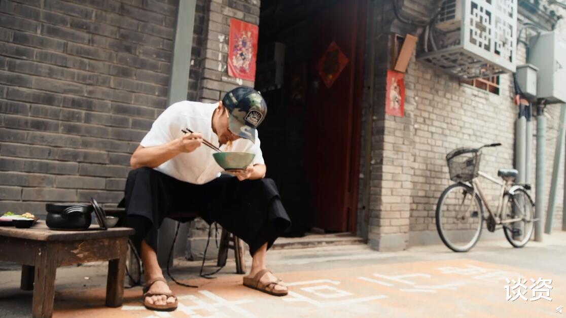 李荣浩|40岁谢霆锋不修边幅当街吃面，网友都问他是不是跟王菲分手了