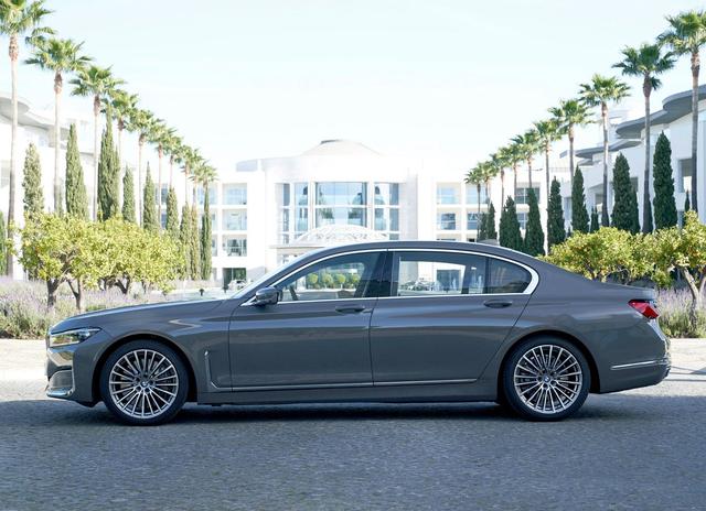 宝马7系@宝马7系已经跌至67万元,老车主要扎心了