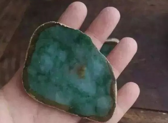 「翡翠」玉不琢不成器,将一般的原石精雕细琢后,变成精美的翡翠叶子!