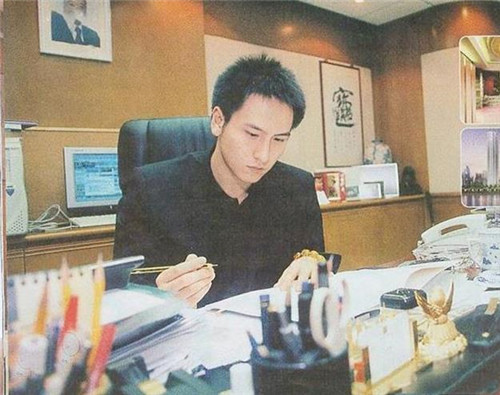 汤珈铖|“躺赢”的百亿富豪：父亲临终留给他133套房，如今每套价值上亿