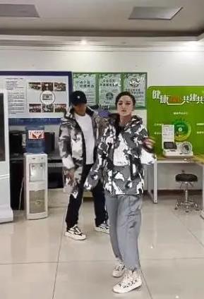 李小璐|张萌力挺贾乃亮，甚至在圈内直接喊话说敢用李小璐就等于跟我绝交