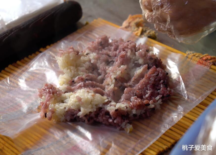 饭团@80后中年大姐卖特色早餐，客人们希望一天吃两顿，大姐：忙不过来