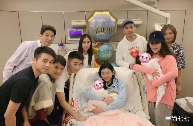 『赌王』豪门媳妇差距大，奚梦瑶穿红衣悼念赌王，郭碧婷同框婆婆只穿黑色