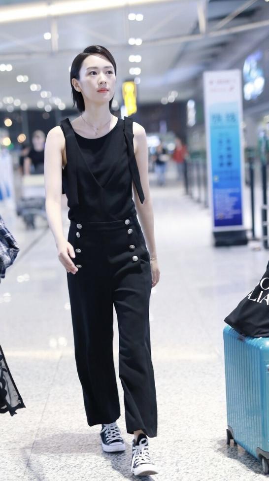 西裤|童瑶短发也太帅了，穿黑色西裤显潇洒，两排闪亮扣子真抢镜