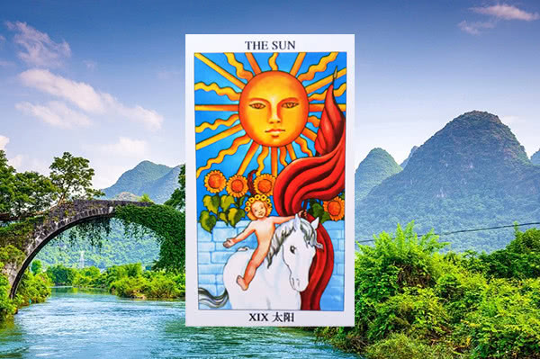 []塔罗占卜：心里默默地想着一个人，你跟Ta之间谁会主动呢？是Ta吗？