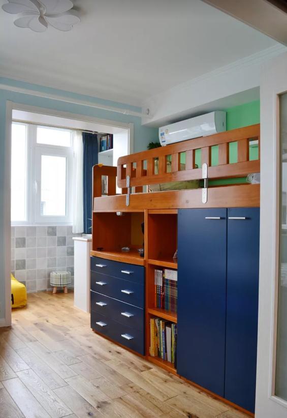 「」65㎡小宅，客厅设张床，沙发背后“加宽”0.5米！巧妙极了，聪明