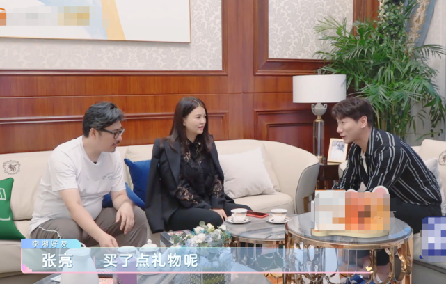 李湘|张亮来李湘家做客,特意带了礼物,当拆开看清是啥后,脸瞬间垮了!