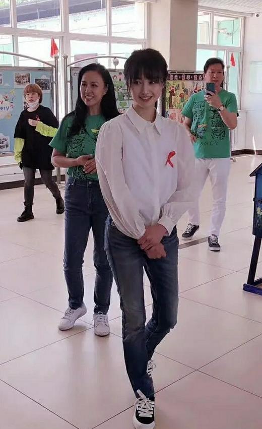 郑爽@郑爽难以忍受独居生活在家愤怒摔东西，崩溃大哭喊话：并不想一个人