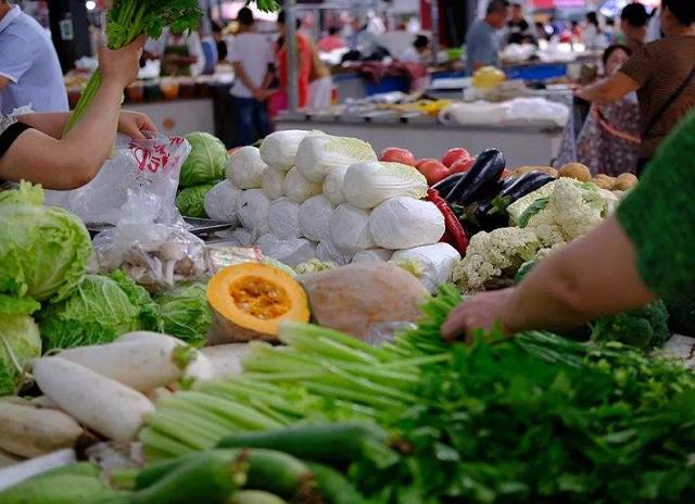 |菜市场“最脏”的4样菜，家庭主妇经常会买，你都吃过吗？