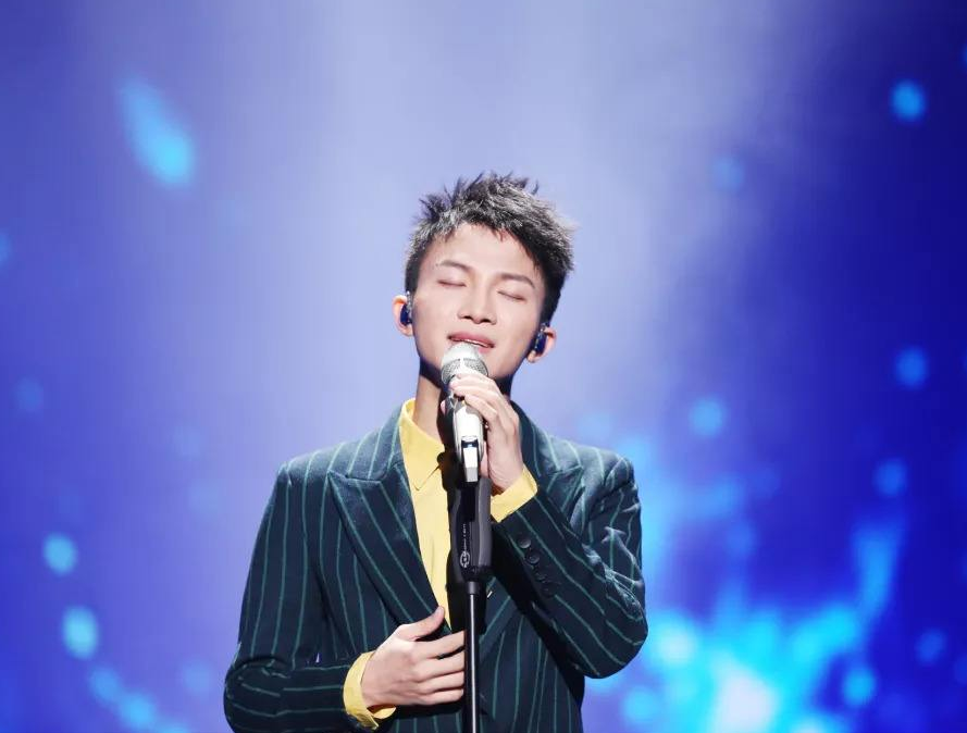 『周深』周深声音好听,唱商太高了,每一首歌都能唱出感情