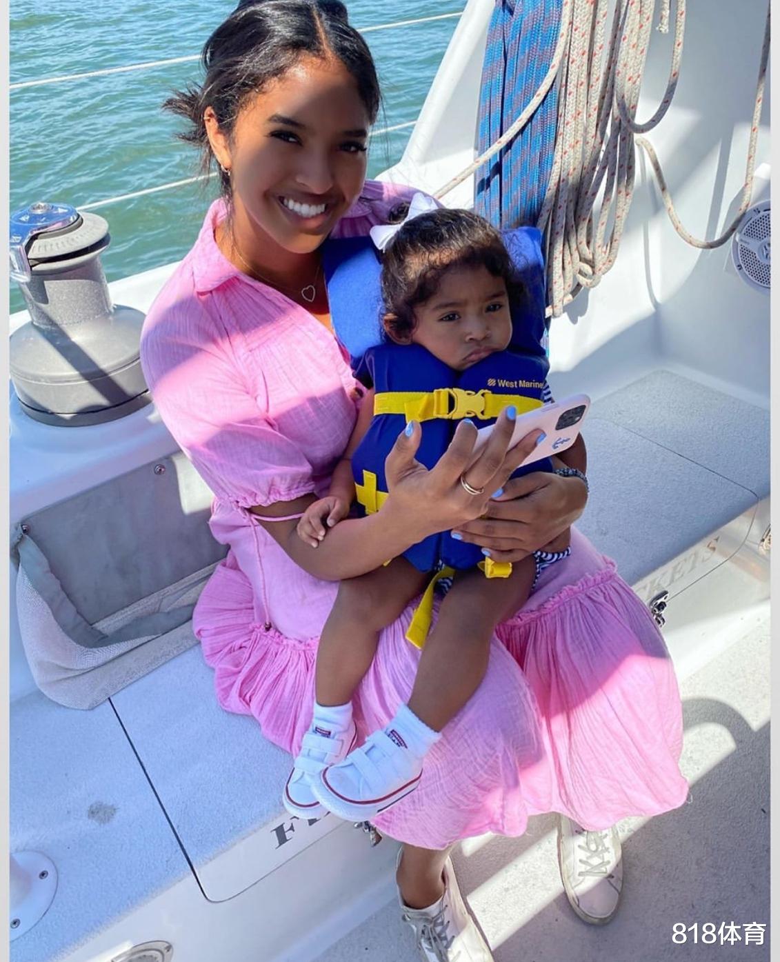 科比·布莱恩特|好兄弟! 加索尔带瓦妮莎母女豪华游艇出游, 抱起科比三女儿一脸慈祥