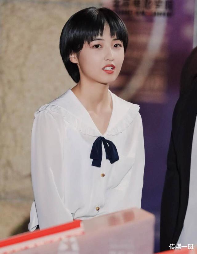 杨幂|北电校庆犹如宫心计：杨幂不敢出风头，关晓彤扬长避短却撞衫杨紫