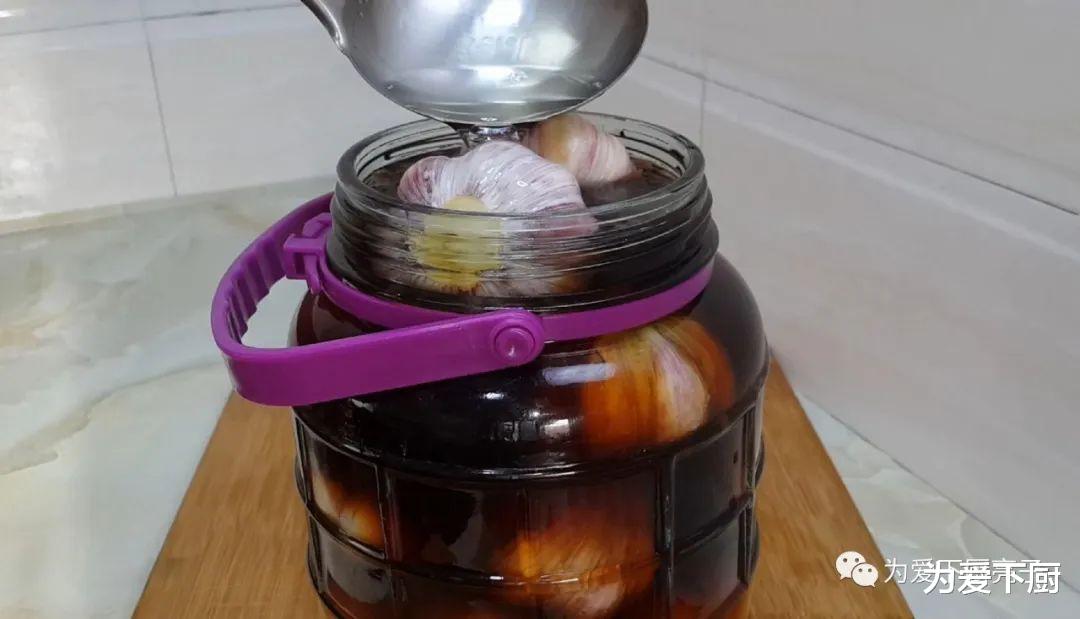 []糖醋蒜这做法才正宗，掌握配方比例，一次做四斤，吃半年也不怕坏