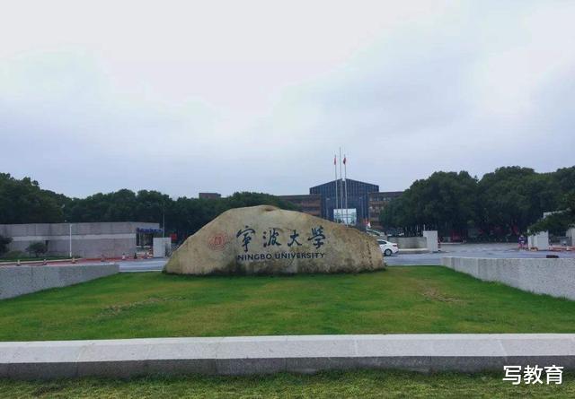 高校|大学同学合照两个大字,让女生脸红,男生忍俊不禁,猜是哪所大学