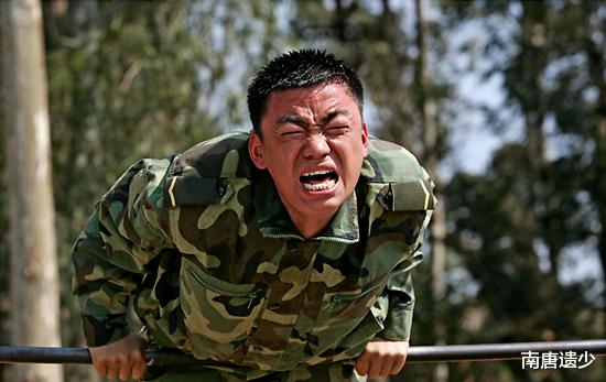 士兵突击|《士兵突击》播出14年,八个主演七个成大咖,只有一人仍默默无闻