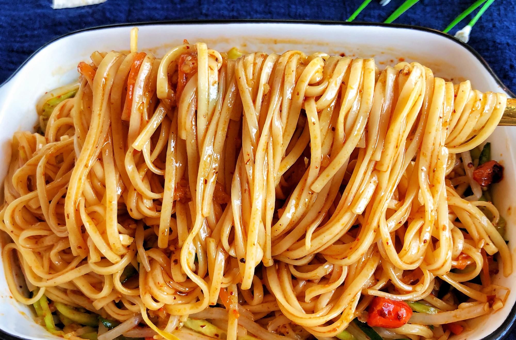 『面条』懒人拌面条！10分钟敲定，酸爽开胃，老公一次3盘不够吃