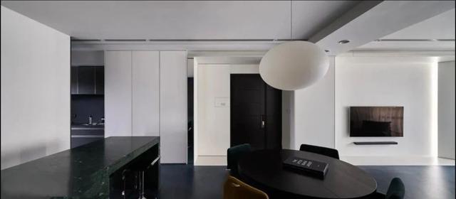 |他把家装成极简风,空旷的客厅,就为了孩子能肆意玩耍荡秋千!