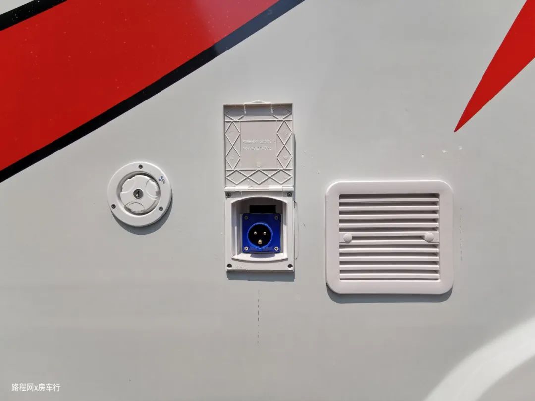 『荣威RX5』依维柯房车只要36.8万？还加赠600AH锂电和户外厨房？
