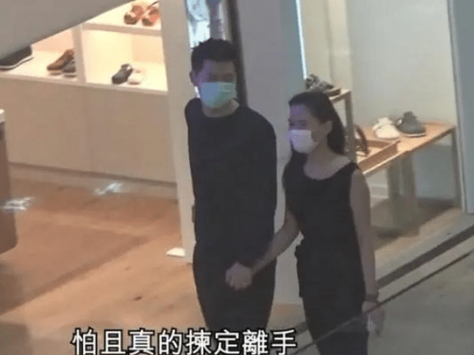 何超莲|窦骁高难度动作抱何超莲，目不转睛亲女友，何超莲男友怀里大笑