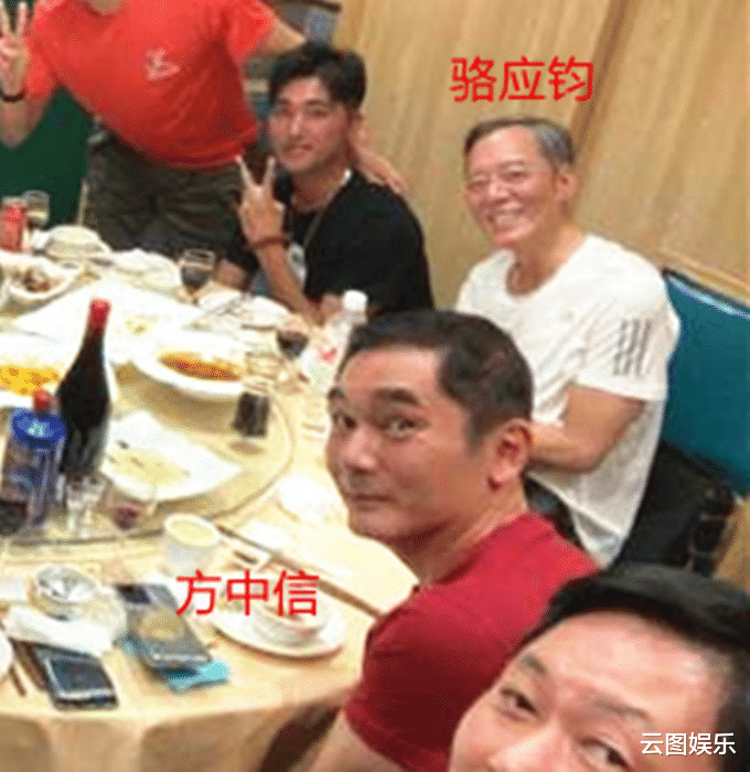TVB一眾老戲骨聚餐，個個喝酒喝到滿臉通紅，大合照比剪刀手賣萌-圖8