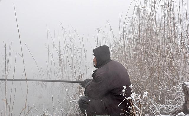 |冬季野外钓鱼，牢记“4小”原则，渔获少不了