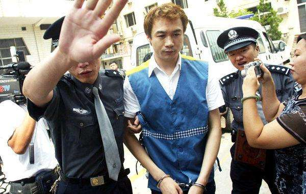 娱乐圈@他拍戏撞死灯光师，装修意外电死工人，刚出狱又进去！