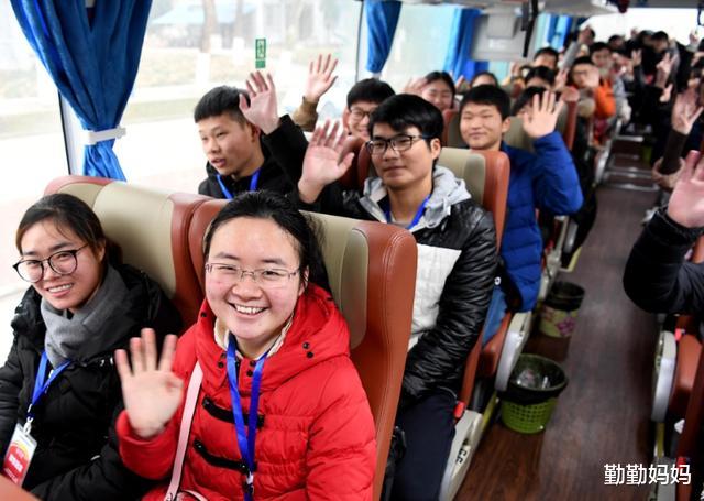 天蝎座|考上专科学校后，同学们会渐渐明白这3件事，虽然尴尬却很现实