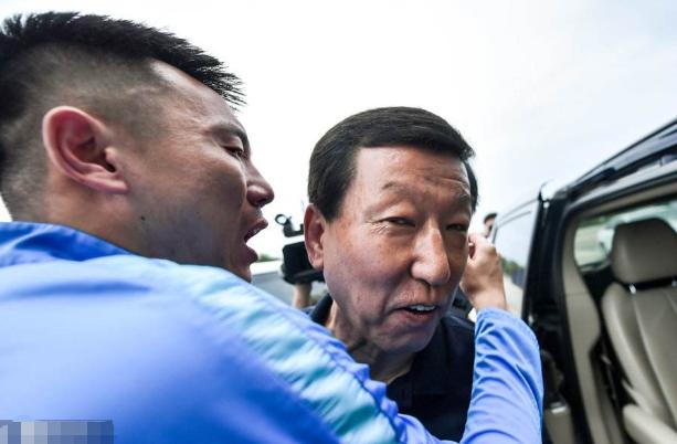 『上海申花』【原创】“对伐”的吴晓晖 瘪三样的周军 没啥用的吴金贵 聊聊申花