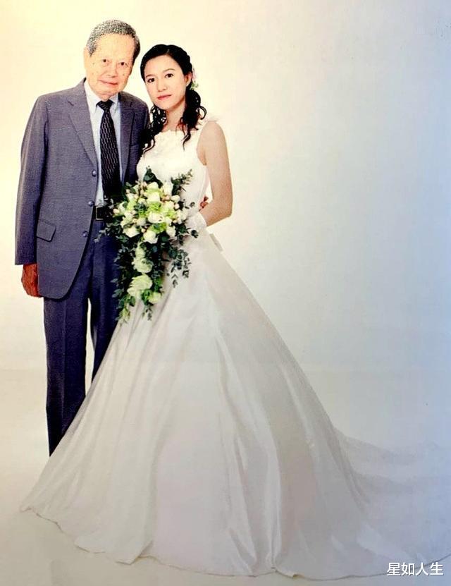 翁帆|杨振宁夫妇疫情后首亮相,翁帆发福严重显憔悴,老公依旧精神抖擞