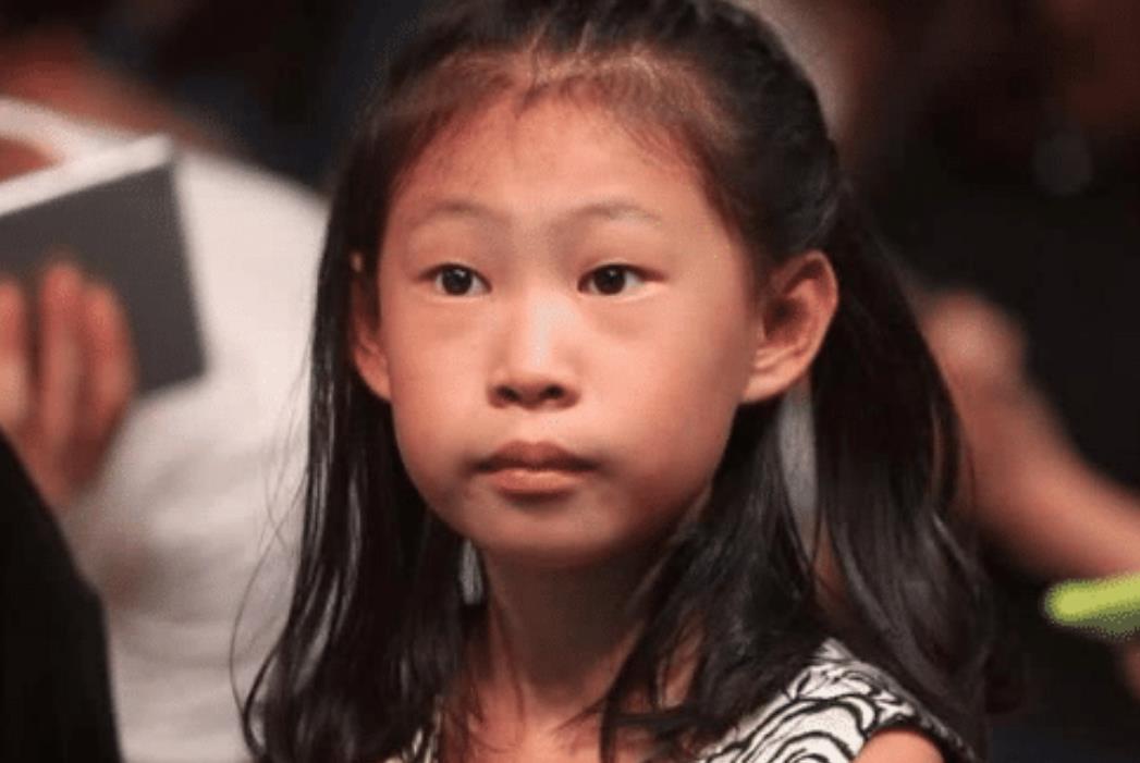 「小沈阳」小沈阳女儿才是“整容式”长大，曾被称为最丑星二代，如今美到不敢相信