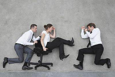 ■职场上捅了你一刀的人，你要不要捅回去？