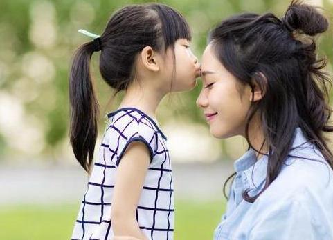 贵州大学@贵州大学女教师冲进派出所，跪着对15岁的儿子哭道：求求你放过我