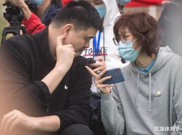 中国男篮|独臂少年上演暴扣！姚明慈善赛中国男篮获胜 小科比复出首秀