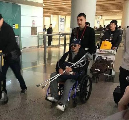 【吴京】他是李连杰师弟,14岁下肢瘫痪,卖过服装的他终成百亿先生!