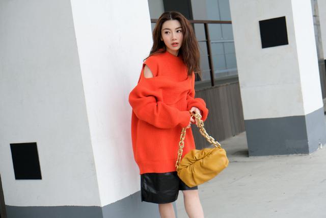 『程晓玥』郑恺前女友孤单晒自拍，穿西装温柔高级，却被内搭暴露真性情！