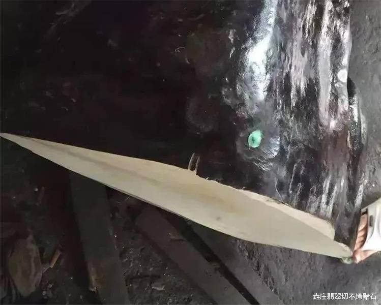 『翡翠』3500万巨型翡翠原石轰动业内，货主买回却说要吃土了！