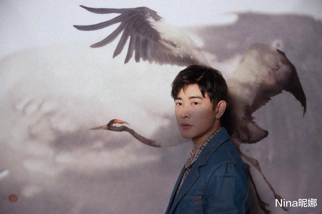 林青霞|罗晋当了爸也发福，40岁穿T恤牛仔裤像中年大叔，油腻大肚腩抢镜