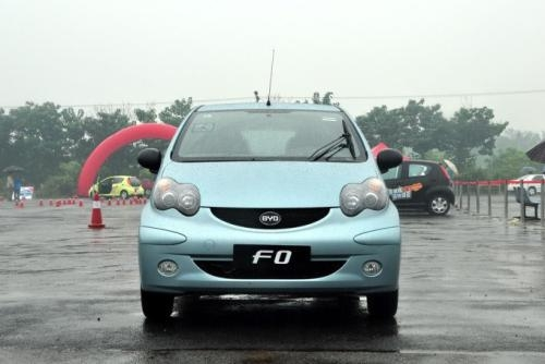 自动挡@等红灯时,为什么有些人会一直踩着刹车?