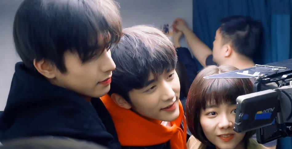 以家人之名|以家人之名:贺子秋赴英又被抛弃,因没钱九年未归,编剧让人弃剧