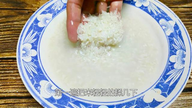 「」蒸米饭时别只加水，奶奶不外传的秘方，米粒松软香甜，出锅抢着吃