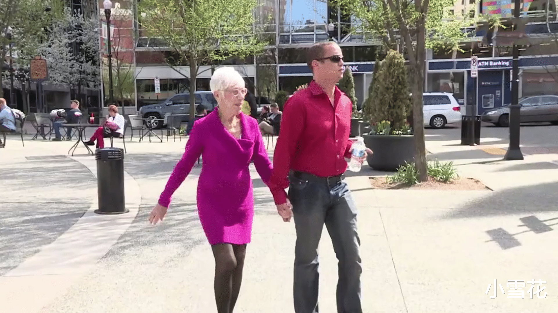 小雪花 23岁小伙娶90岁富婆，称纯粹是因为爱情，网友：信了你的邪！