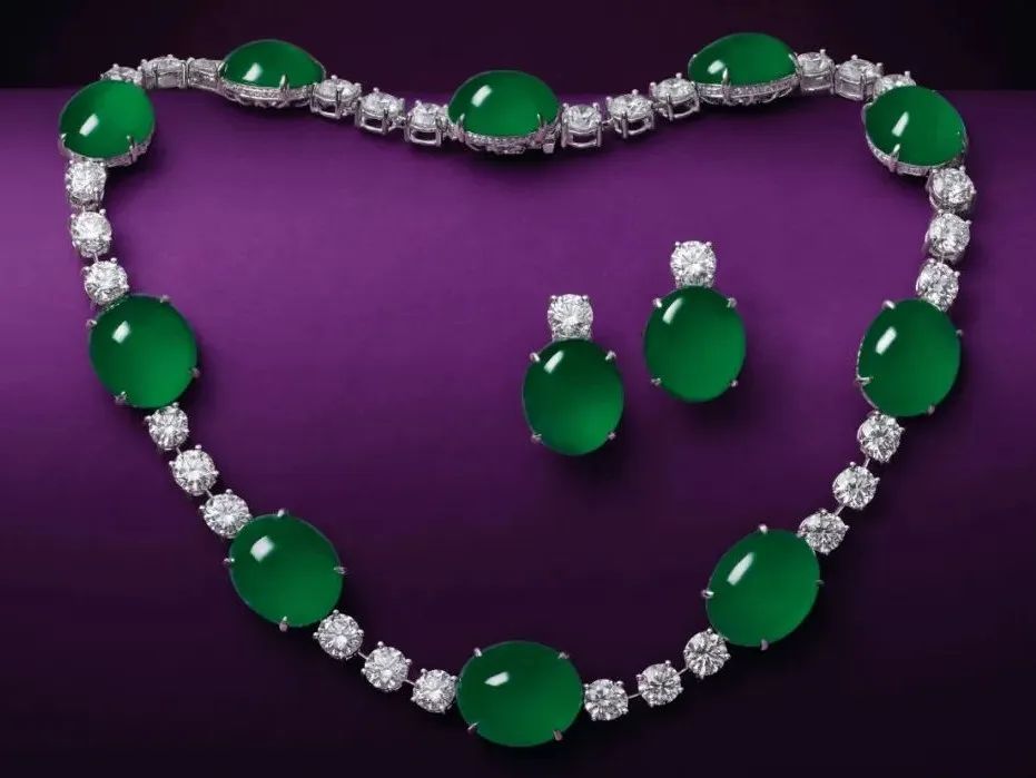 [翡翠]金有价而玉无价，她们手中的玉石之王 — 翡翠，有市无价