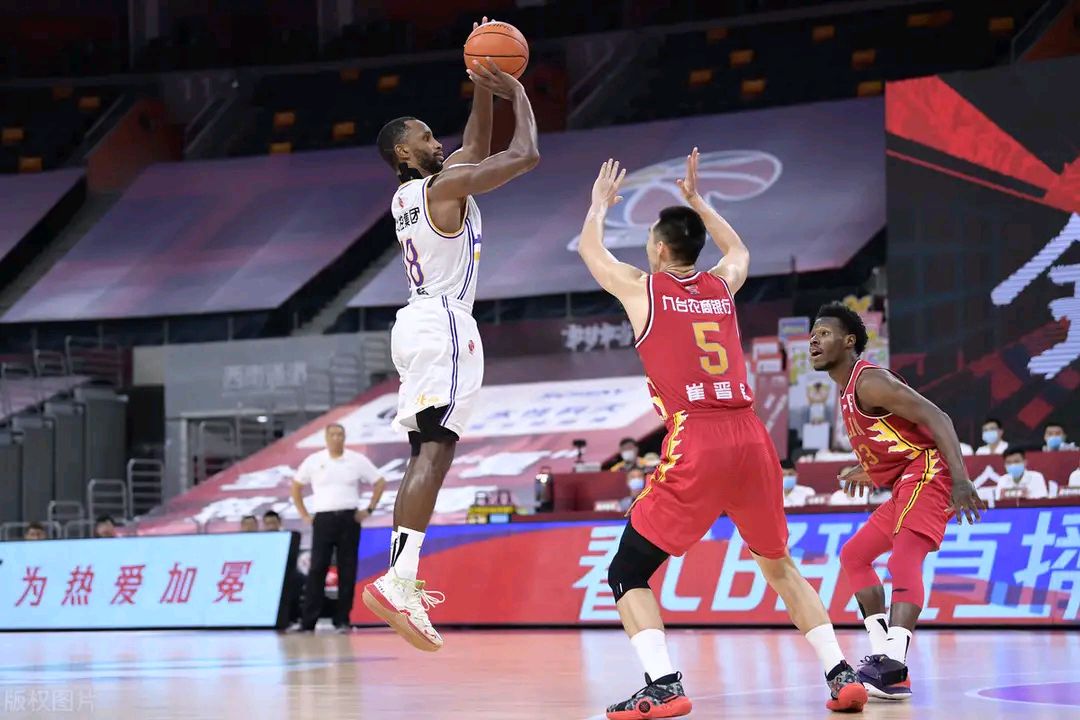 【广东男篮】北控与广东宏远血拼，可能会两败俱伤，马布里会放弃这场比赛吗？